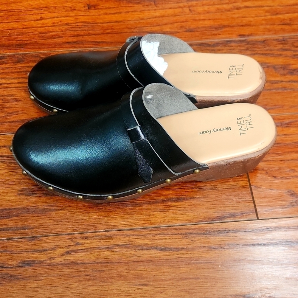 Time and Tru Memory Foam Black Studded Faux Wood Slip On Mules - Picture 4 of 7